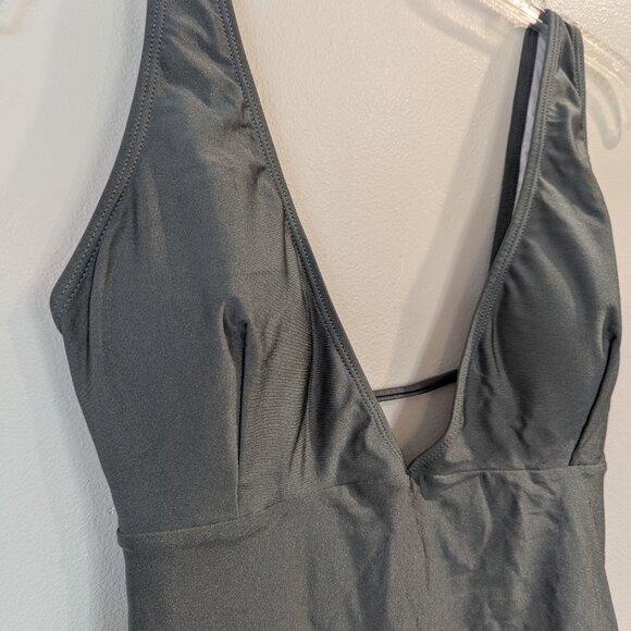 CUPSHE Nwt Ruffle Plunge One-Piece Swimsuit M Gray Steel Gunmetal - Picture 5 of 9